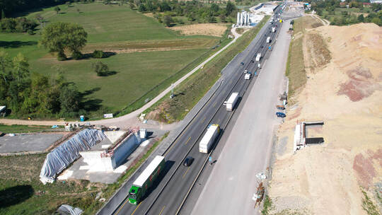 Wegen fehlenden Materials soll die Brücke statt in diesem Herbst nunmehr erst im Oktober 2027 auf den Pfeilern aufgesetzt werden A8 Enztal Nieferner Brueckchen Pfeiler
