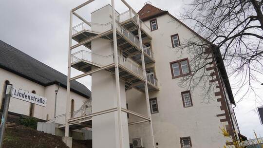 In einem Turm neben dem Ersinger Bürgerhaus sind der zweite Rettungsweg und ein barrierefreier Zugang entstanden. Dafür gab es M