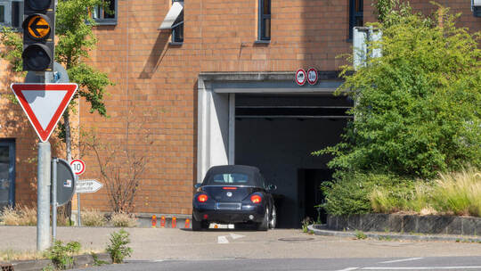 Von bislang 370 Stellplätzen sollen in der Rathaus-Tiefgarage künftig nur noch 182 nutzbar sein. Wo die übrigen Autofahrer parke Mühlacker Tiefgarage Rathaus