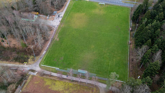 Der TSV Schömberg bekommt mit am meisten finanzielle Hilfe von der Gemeinde. Hier der Sportplatz bei der Feuerwache aus der Voge Fußballplatz TSV Schömberg Drohne