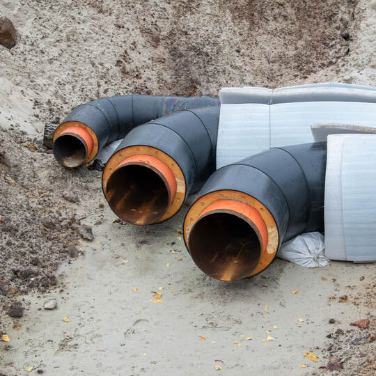 Insulated district heating pipes installation in deep urban trench