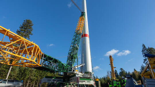 Weil in den kommenden Tagen starker Wind erwartet wird, musste der Großkran, der für die Reparatur gebraucht wird, wieder abgeba Windpark Kälbling Baustellenbegehung