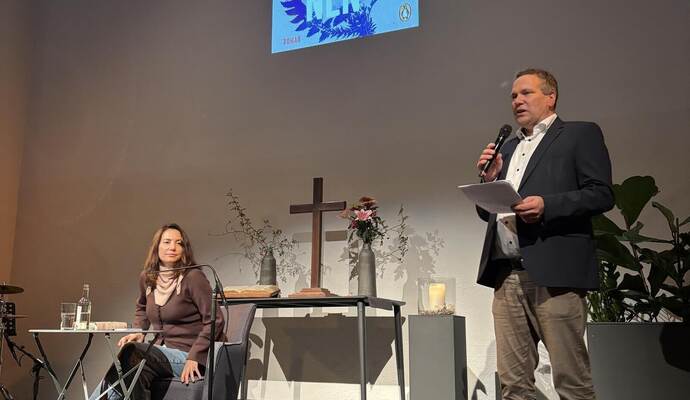 Gegen die Bollenhut-Romantik: Hannah Häffner stellt ihren Roman „Die Riesinnen“ in Pforzheim vor