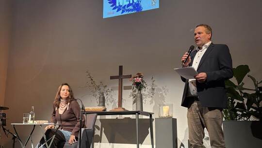 Autorin Hannah Häffner mit Gastgeber und Buchhändler Uwe Mumm bei der Lesung in der Heilig-Geist-Kirche in Dillweißenstein