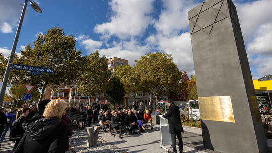 Rund 150 Zuhörer, darunter Vertreter der Jüdischen Gemeinde und der Stadtgesellschaft, lauschen am Hauptgüterbahnhof der Rede vo Gedenkveranstaltung Deportation Gurs