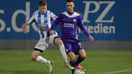 Der FC Nöttingen mit Oberliga-Topstürmer Salvatore Catanzano (rechts) reist nach dem Derbysieg gegen den CfR (links Niklas Korol
