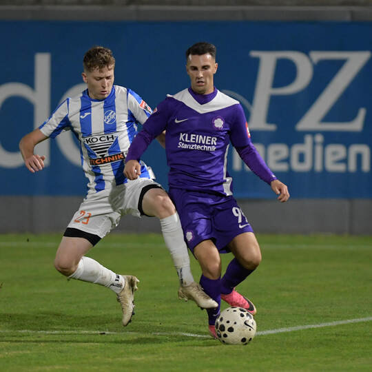Der FC Nöttingen mit Oberliga-Topstürmer Salvatore Catanzano (rechts) reist nach dem Derbysieg gegen den CfR (links Niklas Korol