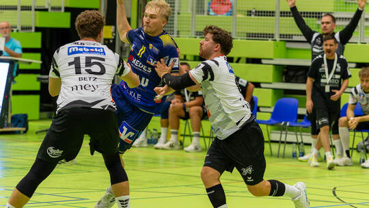 Jona Mauch (am Ball) und die SG Pforzheim/Eutingen müssen beim starken Aufsteiger in Regensburg alles in die Waagschale werfen.