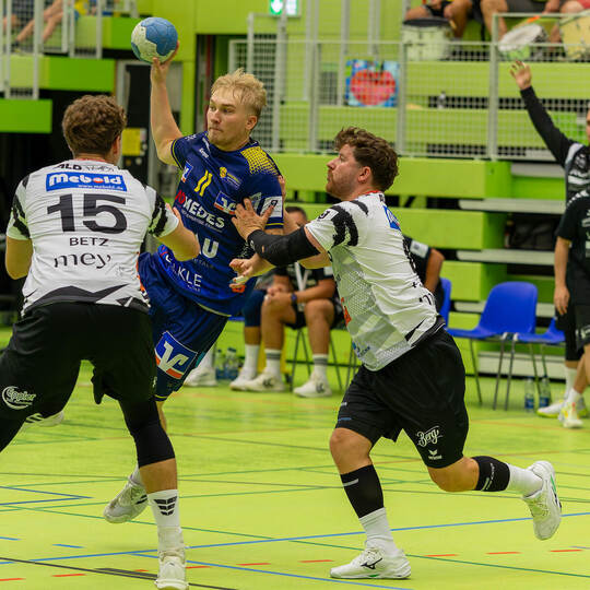 Jona Mauch (am Ball) und die SG Pforzheim/Eutingen müssen beim starken Aufsteiger in Regensburg alles in die Waagschale werfen.
