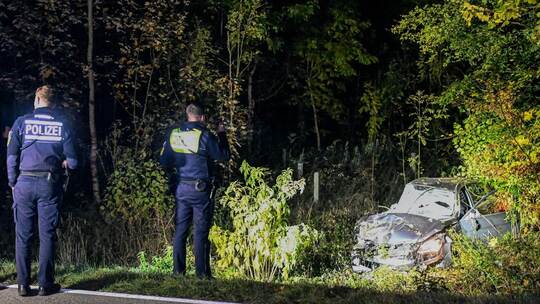 Nach Unfall: Polizei sucht Fahrer mit Hubschrauber im Wald