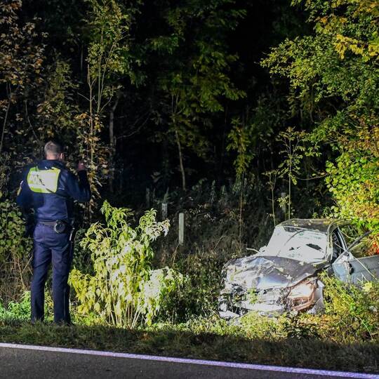 Nach Unfall: Polizei sucht Fahrer mit Hubschrauber im Wald