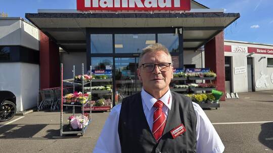 Marktleiter Matthias Schuppler vor dem nahkauf in Dietlingen. Foto: Marx