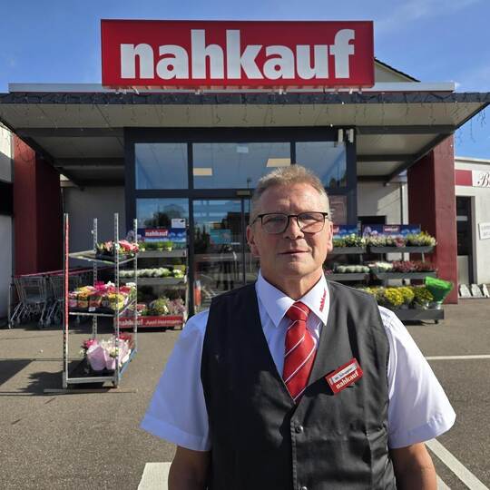 Marktleiter Matthias Schuppler vor dem nahkauf in Dietlingen. Foto: Marx