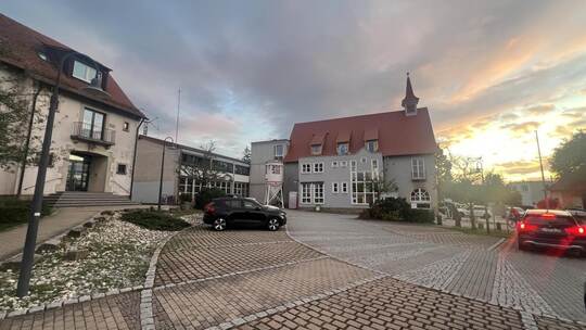 Das Areal rund um Rathaus und Schulhaus in Wurmberg: Dort könnten neue Parkmöglichkeiten entstehen. Kastner