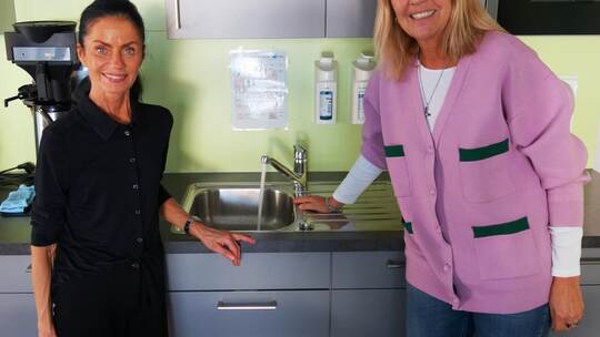 „Das warme Wasser läuft wieder!“, freuen sich Ludwig-Uhland-Residenz Regionaldirektorin Silke Breuninger und Leiterin des Hauses