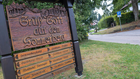 Erinnert an alte Zeiten: Ein Hinweisschild auf die Gastgeber des Sommerbergs.