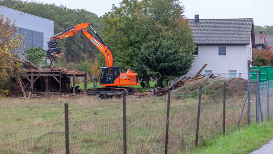 Nach mehr als einem Jahr Unterbrechung durfte der Bagger die Scheune am Wallfahrtsweg abreißen.