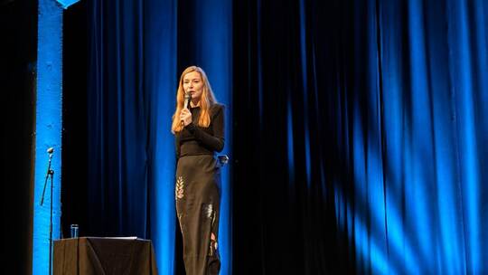 Katrin Bauerfeind albert über das Leben und die skurrile Sicht einer ewig 39-Jährigen.