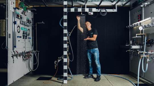 Ausnahmsweise angezogen duschen: Strahlforschung bei Hansgrohe. Rec Tec/ Hansgrohe SE
