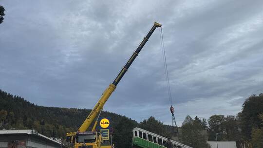 Gleich ist er weg: Der alte Bergbahnwaggon in Bad Wildbad wird entsorgt. Dafür ist ein großer Kran im Einsatz. Stadtverwaltung