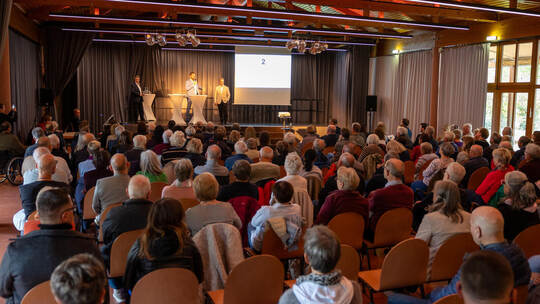 Rund 150 Menschen sind am Freitagabend zur Bürgerinfoveranstaltung ins Bürgerhaus Buckenberg/Haidach gekommen. Die Diskussion üb Buckenberg Campus Infoveranstaltung