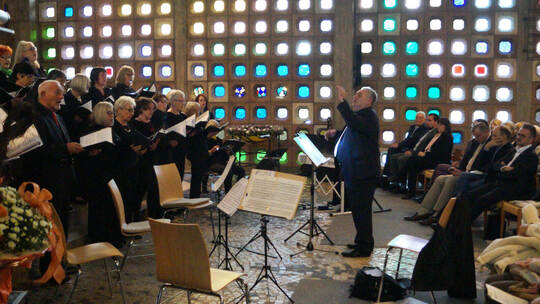 In der Matthäuskirche bringt der von Mark Ayzikov dirigierte Gesangverein Arlinger vor großem Publikum die Chormusik zum Leuchte