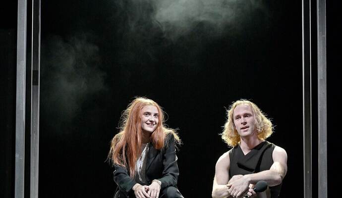 König rappt, Liebende werden zu Robotern: So überraschend modern ist Büchners „Leonce und Lena“ im Theater Pforzheim