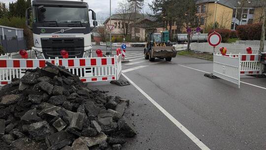 Im Kreuzungsbereich der Vogesenallee/Ecke Postwiesenstraße wird der Straßenbelag erneuert. Erb