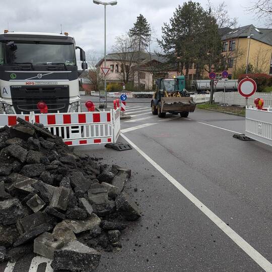 Im Kreuzungsbereich der Vogesenallee/Ecke Postwiesenstraße wird der Straßenbelag erneuert. Erb