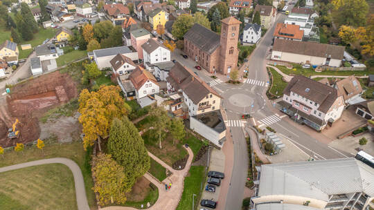 Das neue Areal aus der Luft (unten Mitte). Der ebenfalls neu gestaltete Lindenplatz liegt rechts neben der Kirche.