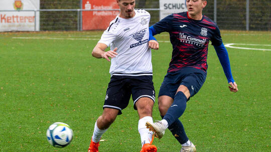 Stefan Riegel (rechts) trifft zum 1:0 gegen den 1. FC Ersingen II mit Tim Luff. Ralf Becker
