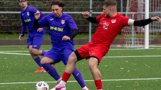 Ilias Amin Rhaouti (Mitte) kann mit dem SV Kickers Pforzheim gegen den FV Wildbad und Felix Reule (rechts) nur einen Punkt ergat