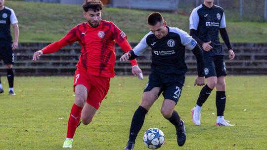 Durch seinen frühen Treffer zum 1:0 leitet Okan Unat (links), den Birkenfelder Sieg gegen Marvin Görnig (rechts) und den 1. FC K