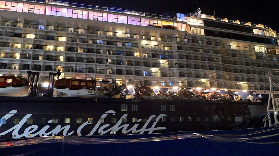 Kreuzfahrtschiff stößt mit Containerschiff zusammen Kreuzfahrtschiff stößt mit Containerschiff zusammen