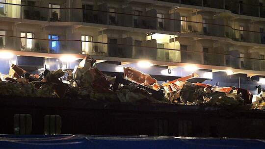 Kreuzfahrtschiff stößt mit Containerschiff zusammen Kreuzfahrtschiff stößt mit Containerschiff zusammen