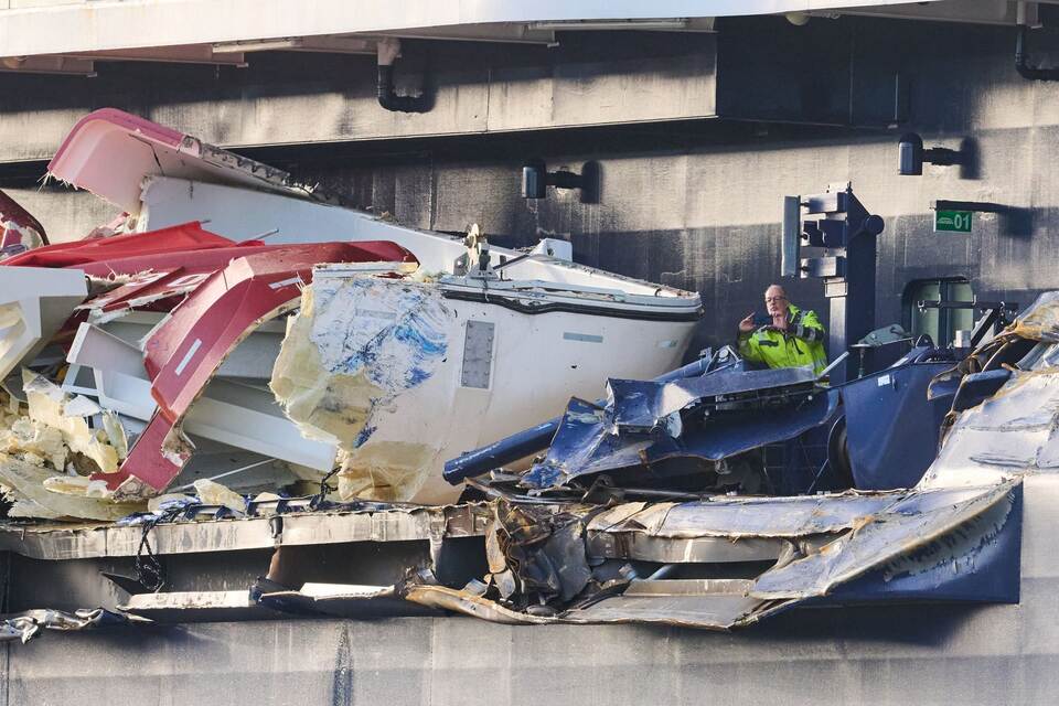 Kreuzfahrtschiff stößt mit Containerschiffen zusammen Kreuzfahrtschiff stößt mit Containerschiffen zusammen