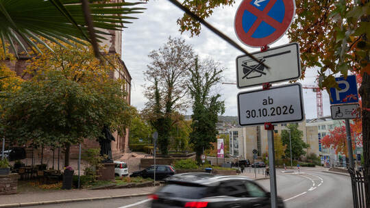 Noch ist am Schlossberg nicht Schluss: Während die Vorbereitungen für die nächste Bauphase laufen, dürfen Autos die Straße vorer