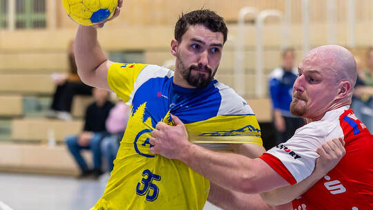 Der HC Neuenbürg II mit Aaron Breitenstein (am Ball) kann doch noch gewinnen. Hier eine Szene aus der vergangenen Runde gegen Wi
