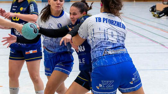 Im Derby ausgebremst haben die Handballfrauen des TB Pforzheim mit Joanna Engel (links) und Cansu Aydin (rechts) die SG Pforzhei