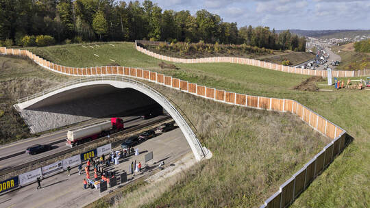 Grünbrücke Hagenschieß über die Autobahn A8 bei Niefern