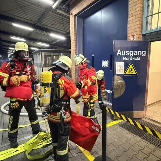Bei der Übung in der JVA Heimsheim trainierten die Feuerwehren Brandbekämpfung unter realitätsnahen Bedingungen. Foto: Gemeinde
