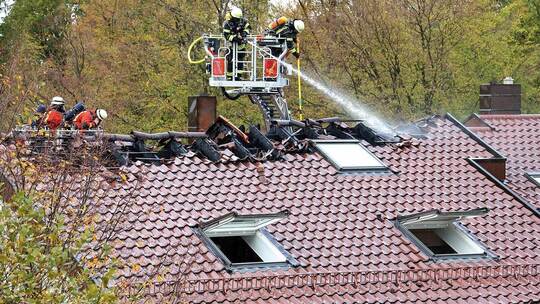 Trotz starken Windes können die Feuerwehrleute Schlimmeres verhindern. Jürgen Schleeh