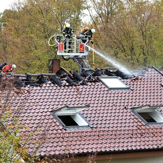 Trotz starken Windes können die Feuerwehrleute Schlimmeres verhindern. Jürgen Schleeh