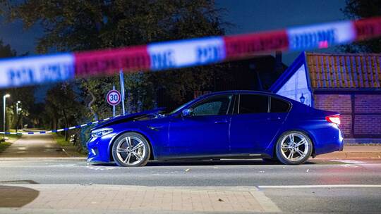 Auto fährt in Menschengruppe in Neustadt am Rübenberge Auto fährt in Menschengruppe in Neustadt am Rübenberge