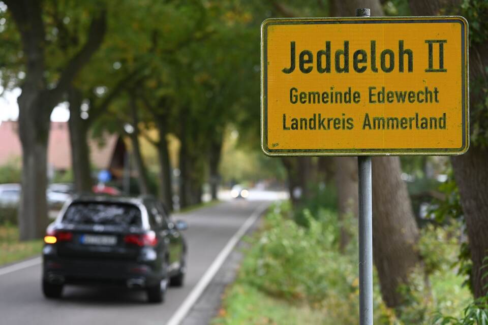 Dorfclub gegen Hauptstadt-Verein Dorfclub gegen Hauptstadt-Verein