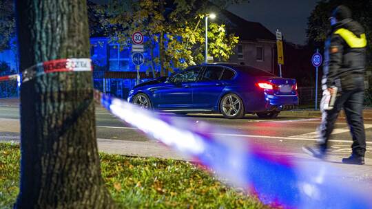 Auto fährt in Menschengruppe in Neustadt am Rübenberge Auto fährt in Menschengruppe in Neustadt am Rübenberge