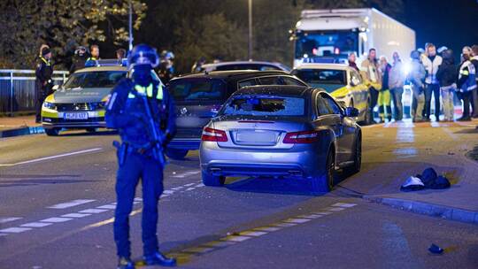 Auto fährt in Menschengruppe in Neustadt am Rübenberge Auto fährt in Menschengruppe in Neustadt am Rübenberge