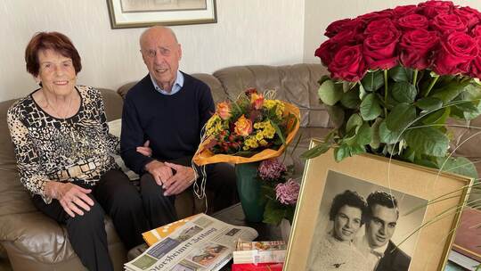 Lore und Gottfried Heß sind seit 70 Jahren verheiratet. Deshalb hat der Ehemann auch einen riesigen Strauß Rosen gekauft, der nu