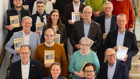 Autoren und Autorinnen mit Förderern präsentieren im Schömberger Kurhaus das neue Jahrbuch „Einst-&-Heute“ des Landkreises Calw.