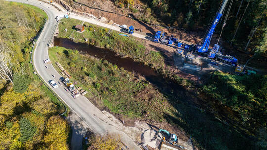 Blick aus der Vogelperspektive. Die denkmalgeschützte Guldenbrücke (links) soll saniert werden. Dafür wird eine Ersatzbrücke auf Guldenbrücke Baustelle Drohnenaufnahme